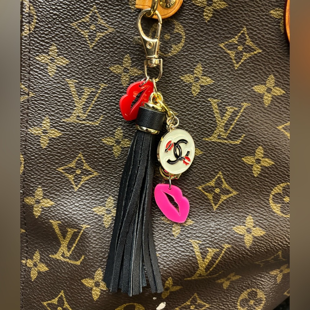 CHANEL CC Logo Lips White Enamel Medallion Charm, Keychain, Bag Charm 5.5 in. - Picture 4 of 8